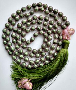 Rohelised palvehelmed rohelise ripatsiga heledal taustal / Klaaspärli südametšakra MALA-palvehelmed