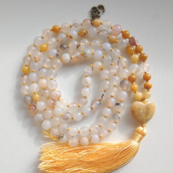 kollased valged kristalli pärlid ja süda heledal taustal / Harmooniat ja tasakaalu toetav MALA-palvehelmed