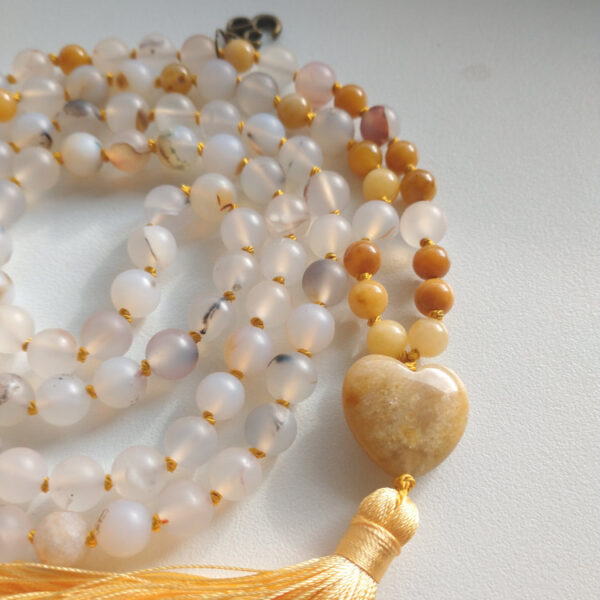 kollased valged kristalli pärlid ja süda heledal taustal / Harmooniat ja tasakaalu toetav MALA-palvehelmed