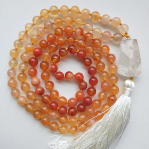 punased , oranzid ja valged kristalli helmed heledal taustal valge tutt / Sügava sensuaalsuse Mala-palvehelmed