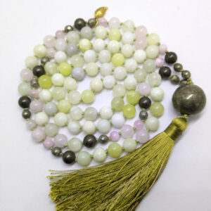 rohelised, valged, roosad ja kuldsed ümmargused kristalli pärlid. 108 helmega mala palvehelmed. Kuldne tutt. Heledal taustal