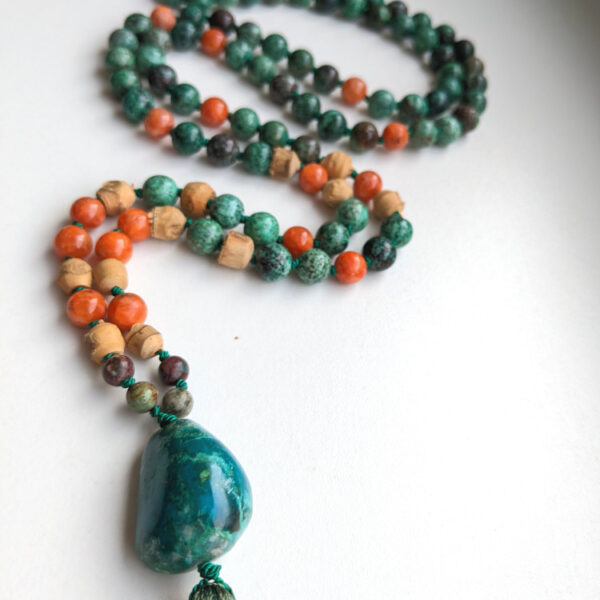 rohelised, sinised, oranzid ümmargused pärlid kristallid kaelakees malas. Roheline tutt. heledal taustal