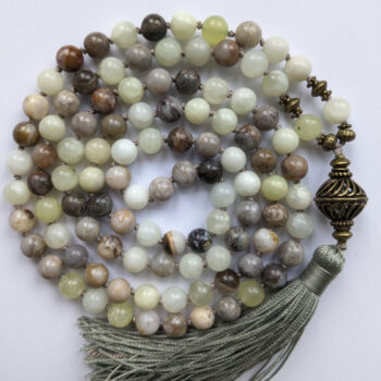 kollased, rohelised, pruunid, ümmargused kristallid pärlid. Spirituaalsed Mala palvehelmed kaelakee. Hall tutt. Heledal taustal