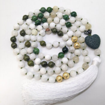 valged, rohelised ja kuldsed ümmargused kristallid pärlid. Roheline Laavakivi SÜDA Guru ehk õpetaja kivi. 108 pärliga Mala palvehelmed kaelakee. Valge siidi tutt. Heledal taustal