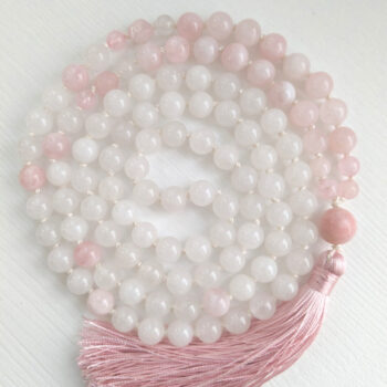 valged ja õrn roosad ümmargused kristallid pärlid. Roosa Opaal Guru ehk õpetaja kivi. 108 pärliga spirituaalne kaelakee ehk Mala palvehelmed. Roosa tutt. Heledal taustal
