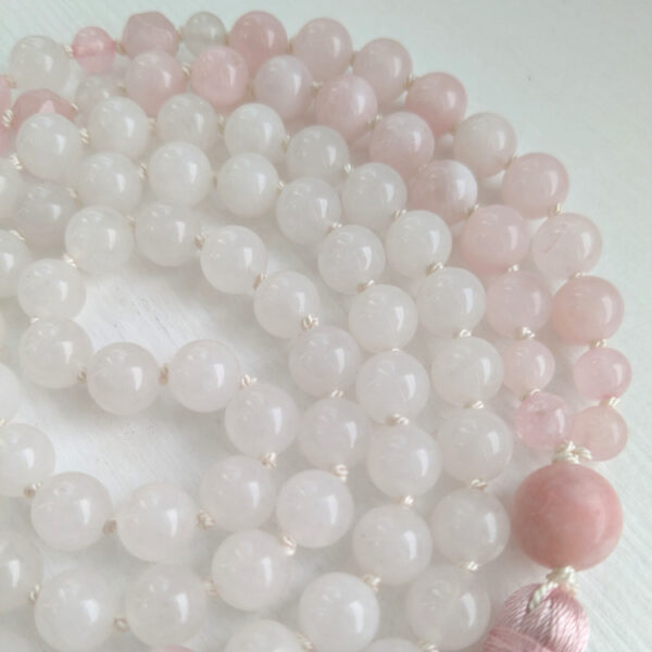 valged ja õrn roosad ümmargused kristallid pärlid. Roosa Opaal Guru ehk õpetaja kivi. 108 pärliga spirituaalne kaelakee ehk Mala palvehelmed. Roosa tutt. Heledal taustal