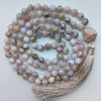 roosad ümmargused kristallid pärlid. Roosa Opaali Guru ehk õpetaja kivi. 108 pärliga spirituaalne kaelakee ehk Mala palvehelmed. Roosa tutt. Heledal taustal
