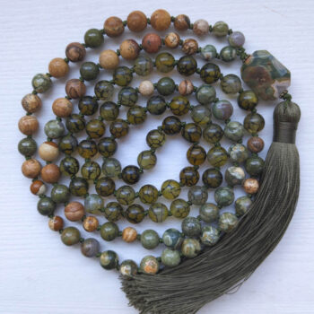 Rohelised ja pruunid kristallid pärlid. Roheline Rüoliit kristall Guru ehk õpetaja kivi. 108 pärliga spirituaalne Mala palvehelmed kaelakee. Samblaroheline tutt. Heledal taustal