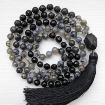 Mustad ja hallid kristallid pärlid. Must Turmaliini Guru ehk õpetaja kivi. 108 pärliga spirituaalne Mala palvehelmed kaelakee. Must tutt. Heledal taustal
