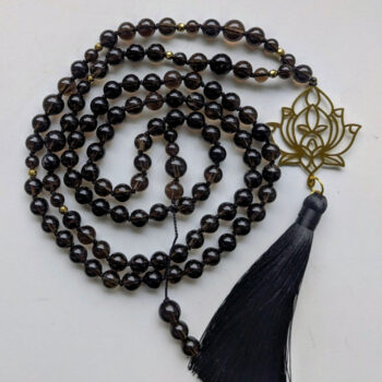 Mandala ILU Lootose Rahu Mala Suitskvartsi ja Hematiidi helmestega ning metalse Lootoseõiega musta tutiga