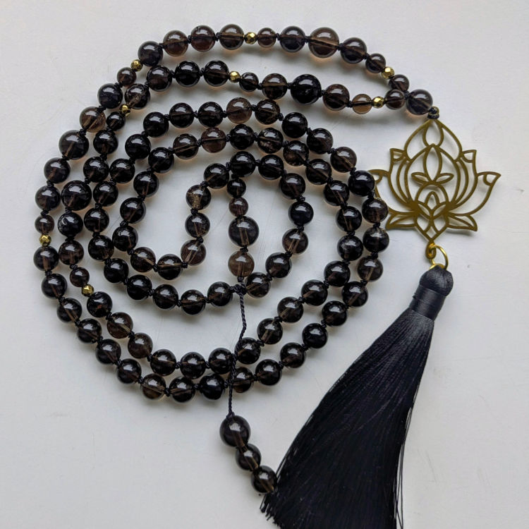 Mandala ILU Lootose Rahu Mala Suitskvartsi ja Hematiidi helmestega ning metalse Lootoseõiega musta tutiga