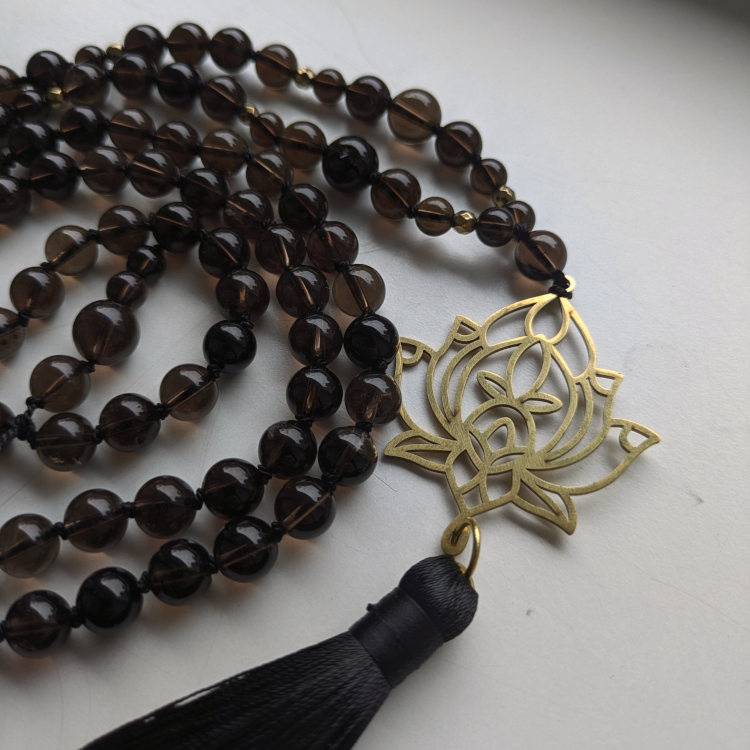 Mandala ILU Lootose Rahu Mala Suitskvartsi ja Hematiidi helmestega ning metalse Lootoseõiega musta tutiga