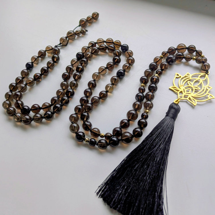Mandala ILU Lootose Rahu Mala Suitskvartsi ja Hematiidi helmestega ning metalse Lootoseõiega musta tutiga