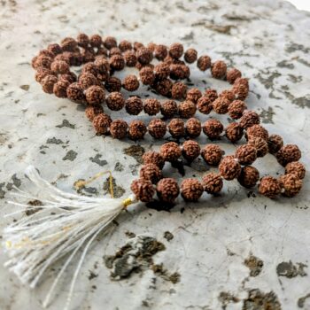 Rudraksha mala Indiast kivipinnal, naturaalsetest seemnetest palvehelmed valge tutiga