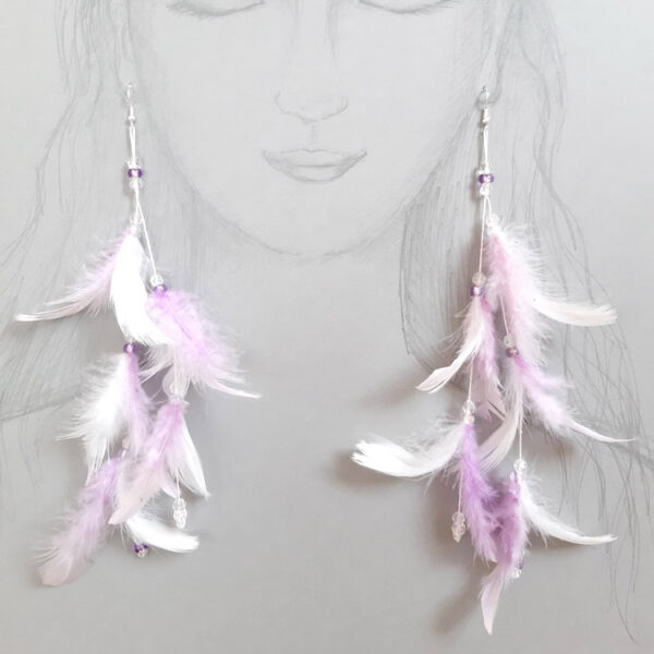 Valgete ja lillade sulgedega kõrvarõngad paberile joonistatud naise kõrvade küljes