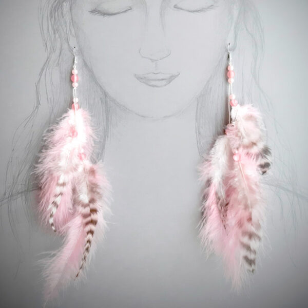 Heleroosade ja hallikate sulgedega kõrvarõngad paberile joonistatud naise kõrvade küljes