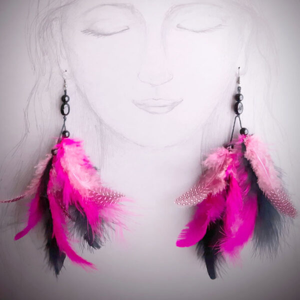 Roosade ja mustade sulgedega kõrvarõngad paberile joonistatud naise kõrvade küljes