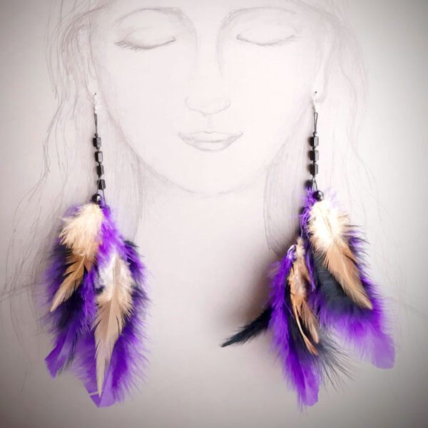Lillade, pruunide ja mustade sulgedega kõrvarõngad paberile joonistatud naise kõrvade küljes