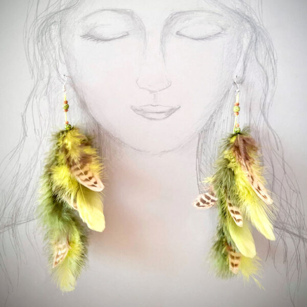 Roheliste ja pruunide sulgedega kõrvarõngad paberile joonistatud naise kõrvade küljes