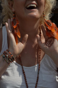 oranzide sulgedest kõrvarõngastega naine