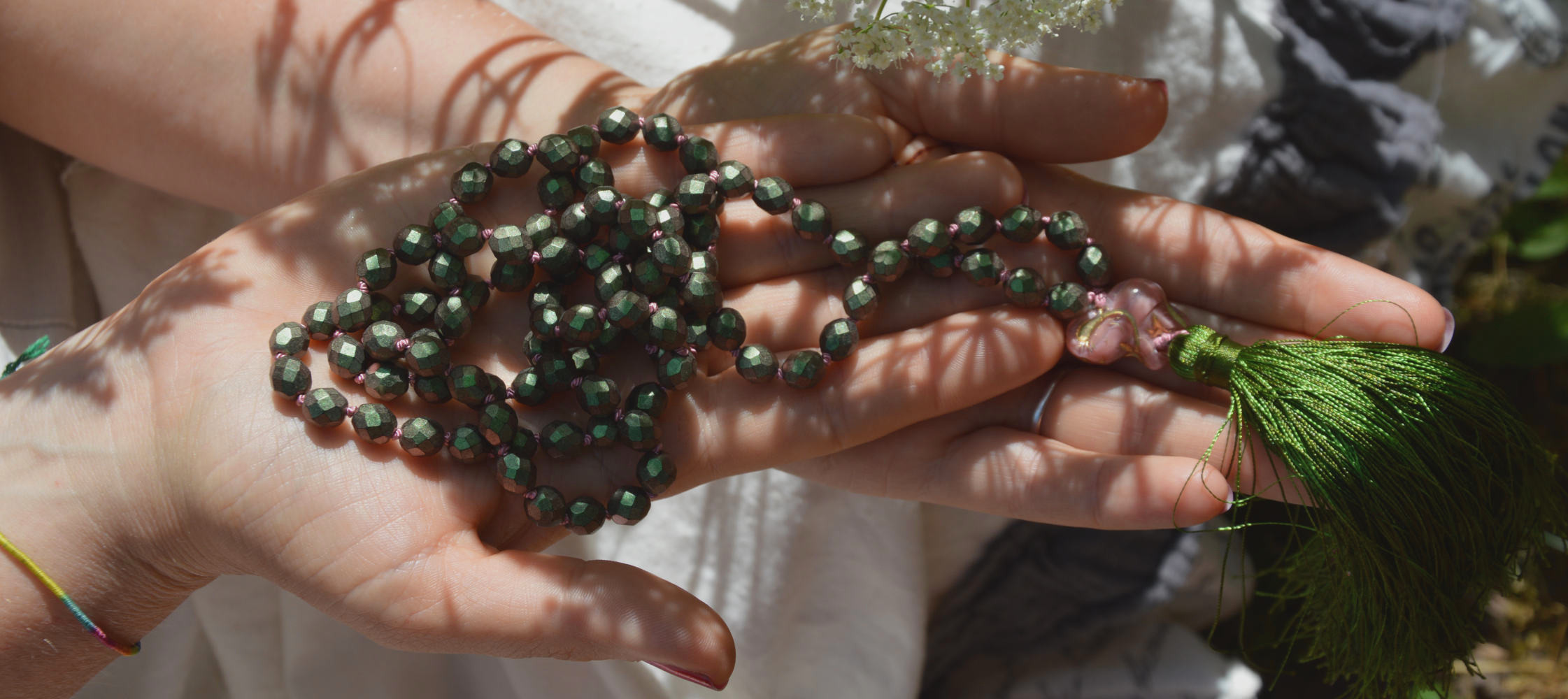 rohelistest helmestest mala palvehelmed naise kätel