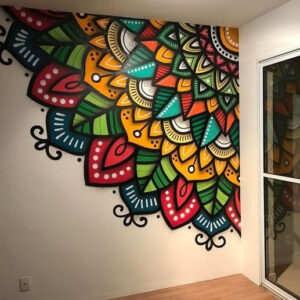 värviline mandala joonistatud heledale seinale