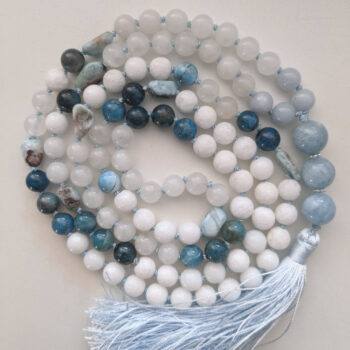 valged ja sinised ümmargused kristallid pärlid. Spirituaalsed Mala palvehelmed kaelakee. sinine siidi tutt. Heledal taustal