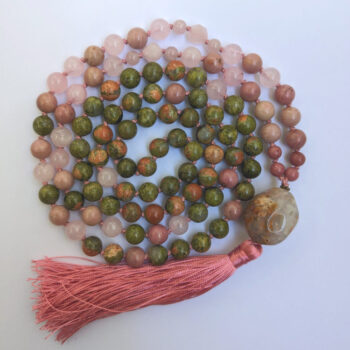 roosad ja rohelised ümmargused kristallid pärli. Mala palvehelmed kaelakee. Roosa siidi tutt. Heledal taustal