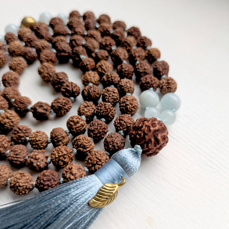 Mandala ILU Rahuliku Voolu MALA palvehelmed RUDRAKSHA ja AKVAMARIIN kristallidega lähivaates