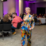 Modell kandmas Eesti disaini rõivaid koos Mandala ILU loodud Malaga