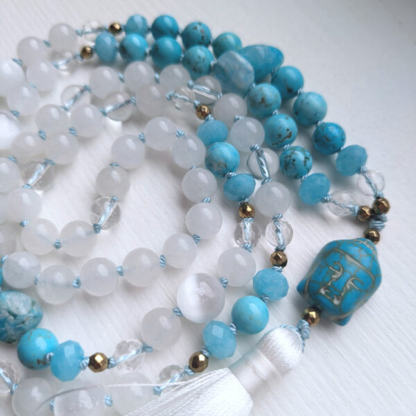 Mandala ILU "ValgusTarkuse MALA-palvehelmed", mis on sinistes ja valgetes toonides kristallidest nagu Türkiisi, Mäekristalli, Hemimorfiidi, Amasoniidi, Hematiidi, Jaadi, Seleniidi ja Buddha sümboliga Mala