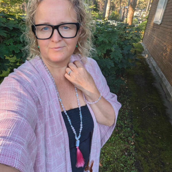 Mandala ILU looja Kärt, kaelas Armastuse Koodi MALA. Käsitööna loodud kristallidest Roosa Kvarts, Pitsahhaat, Mäekristall ja Hematiit toovad armastust, rahu ja sisemist tasakaalu.