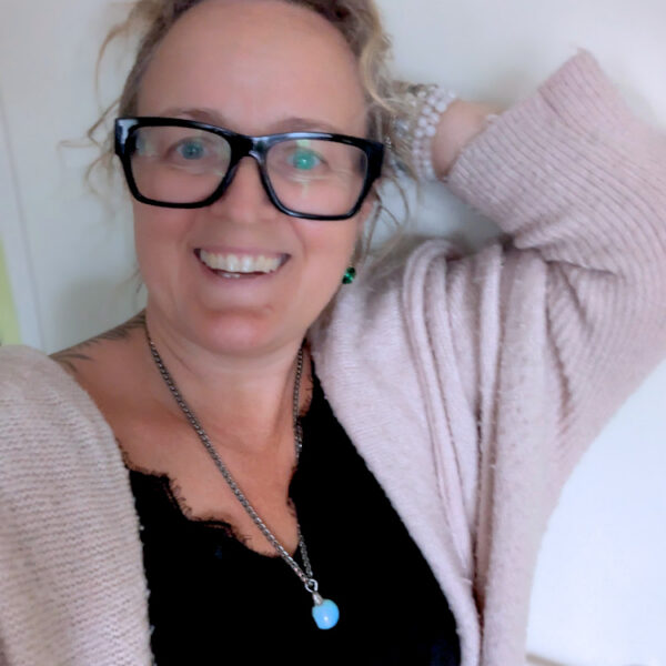 Naine kannab kaelas Opaliidi ripatsit, Mandala ILU käsitööehe