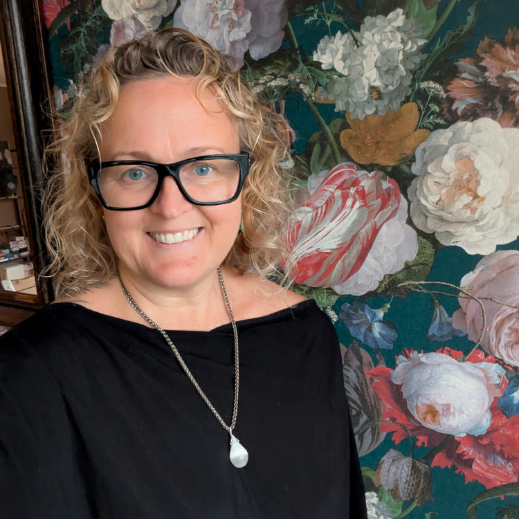 Naine kannab kaelas Seleniidi ripatsit, Mandala ILU ehe