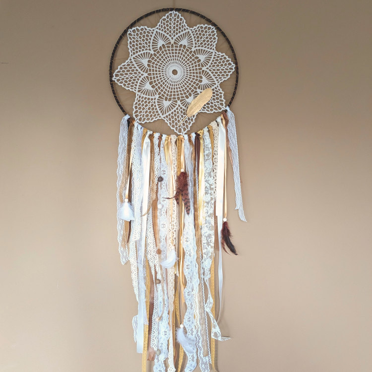 Boho unenäopüüdja heledates toonides pitsi ja sulgedega. Mandala ILU käsitöö