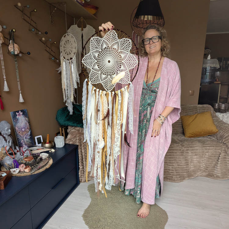 Boho unenäopüüdja heledates toonides pitsi ja sulgedega. Mandala ILU käsitöö