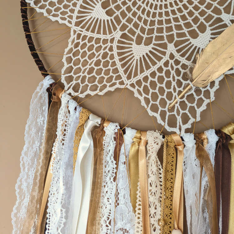 Boho unenäopüüdja heledates toonides pitsi ja sulgedega. Mandala ILU käsitöö