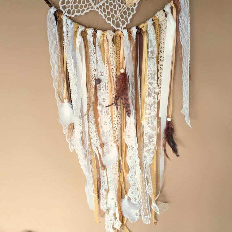 Boho unenäopüüdja heledates toonides pitsi ja sulgedega. Mandala ILU käsitöö