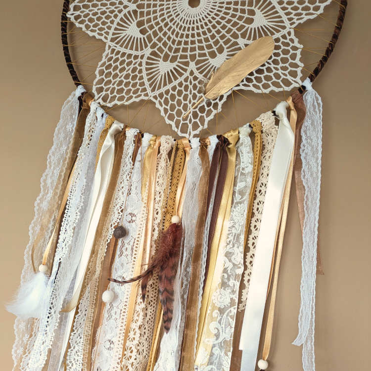 Boho unenäopüüdja heledates toonides pitsi ja sulgedega. Mandala ILU käsitöö