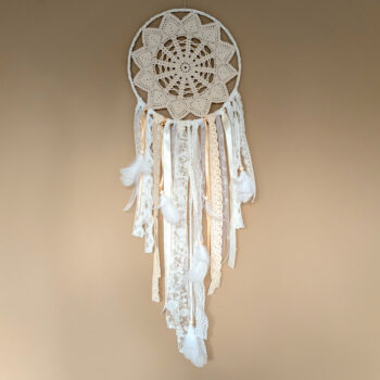 Boho stiilis hele unenäopüüdja pitsi ja sulgedega. Mandala ILU käsitöö