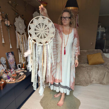 Käsitööna valminud Boho unenäopüüdja toob Sinu koju valgust, rahu ja sisemist tasakaalu. Valged pitsid, paelad ja õrnad suled loovad kerge ning harmoonilise energia, mis aitab puhastada Sinu uned ja mõtted. Riputa ta voodi kohale või püha ruumi, et tunda, kuidas rahu ja pehmus Sind iga päev ümbritseb.