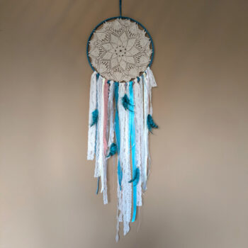 Boho stiilis sinistes ja valgetes toonides unenäopüüdja pitsi ja sulgedega. Mandala ILU käsitöö