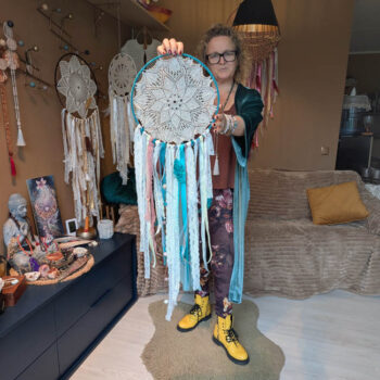 Boho stiilis sinistes ja valgetes toonides unenäopüüdja pitsi ja sulgedega. Mandala ILU käsitöö