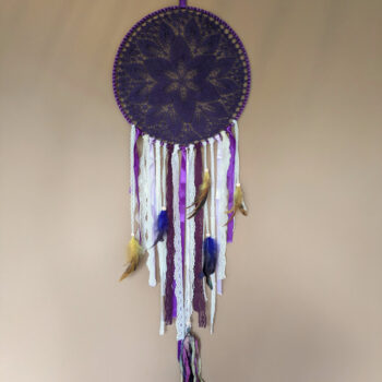 Boho stiilis lillades ja kuldsetes toonides unenäopüüdja pitsi ja sulgedega. Mandala ILU käsitöö