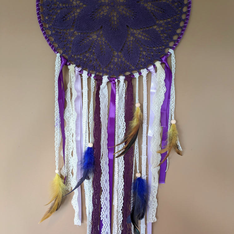 Boho stiilis lillades ja kuldsetes toonides unenäopüüdja pitsi ja sulgedega. Mandala ILU käsitöö