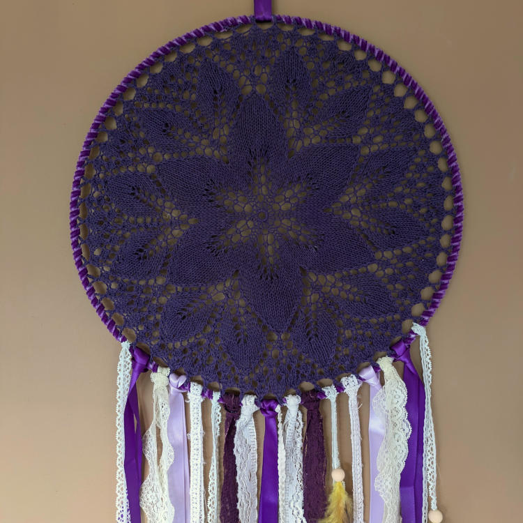 Boho stiilis lillades ja kuldsetes toonides unenäopüüdja pitsi ja sulgedega. Mandala ILU käsitöö