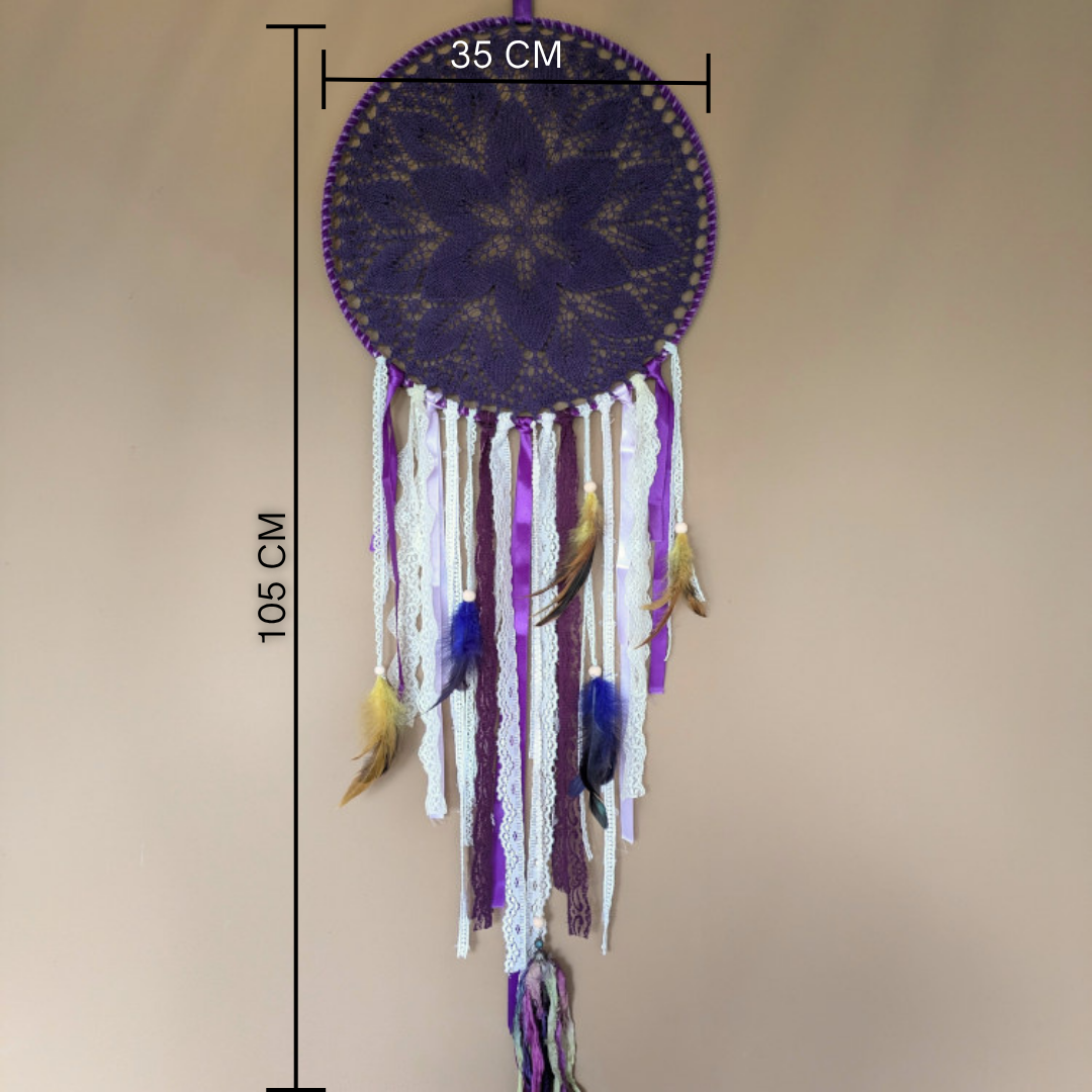 Boho stiilis lillades ja kuldsetes toonides unenäopüüdja pitsi ja sulgedega. Mandala ILU käsitöö