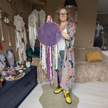 Boho stiilis lillades ja kuldsetes toonides unenäopüüdja pitsi ja sulgedega. Mandala ILU käsitöö