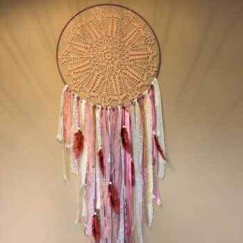 Boho stiilis roosades toonides unenäopüüdja pitsi ja sulgedega. Mandala ILU käsitöö