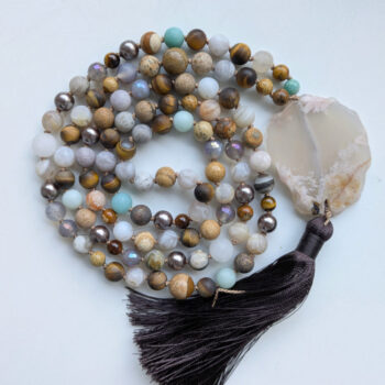 Mandala ILU Sisekaemuse Mala Ahhaadi, Piltjaspise, Tiigrisilma, Amasoniidi ja Jaadiga, mis loob maandust, selgust ja rahulikku keskmes olemist.